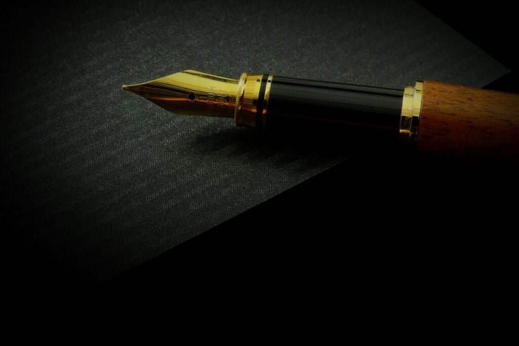 Długopis na czarnym tle